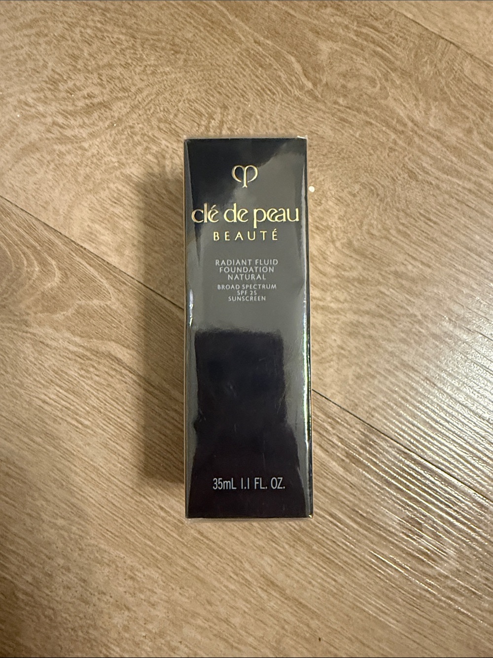 cle de peau Beauté Radiant Fluid Foundation - Black & Gold Packaging B20 Light M